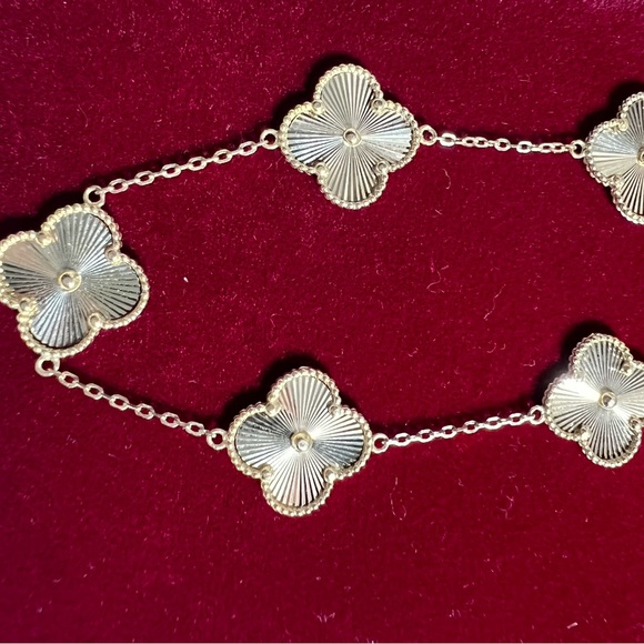 Elegant Gold Flower Bracelet - Picture 7 of 16